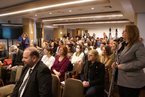 Η αίθουσα γέμισε ασφυκτικά από παρευρισκόμενους που ήθελαν να παρακολουθήσουν στην εκδήλωση